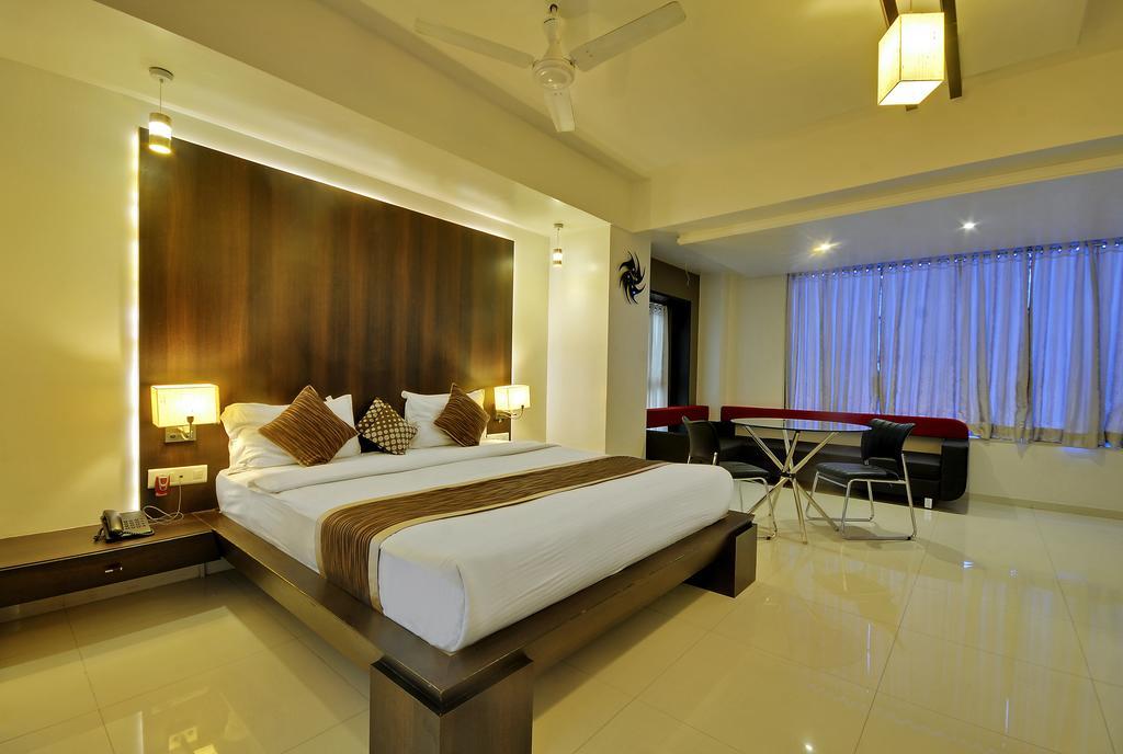 Hotel Magnum Inn Junagadh Eksteriør billede